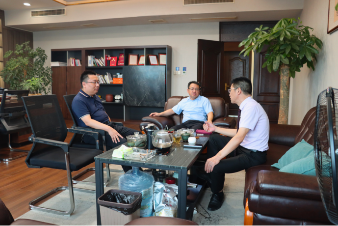 开发区管委会副主任李东华一行,莅临万洲汇现场办公指导工作