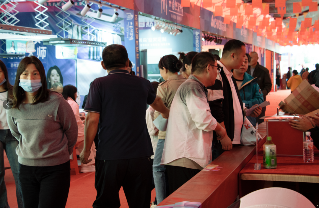 热烈庆祝万洲汇双节狂欢建材家具家装用品团购会圆满成功