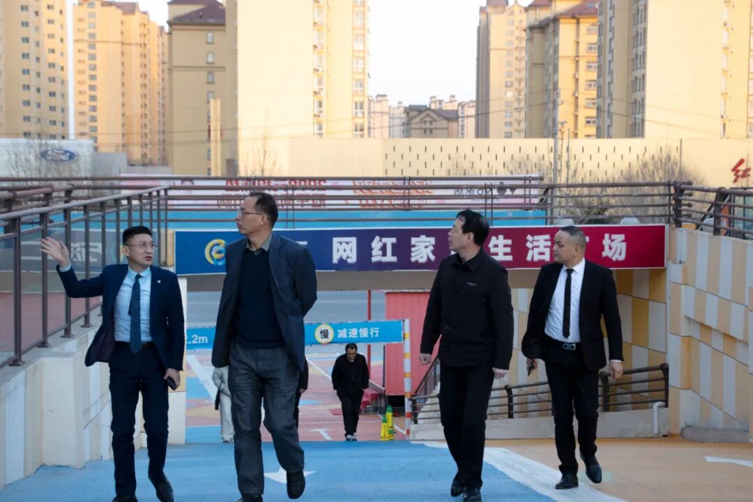 鹤壁市商务局二级调研员琚龙军一行莅临万洲汇现场办公指导工作